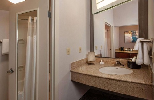 Newark Hotel | THREE Relaxing Units, Indoor Swimming Pool, Pets Allowed, Free Parking!