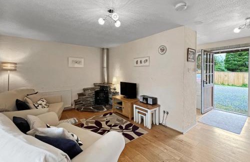 Swimbridge House | Threshing Barn, Nr Barnstaple with outdoor seasonal pool, free wifi and on-site parking