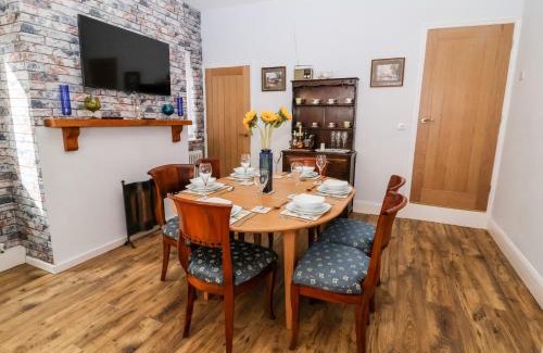 Ripon House | Through the Looking Glass