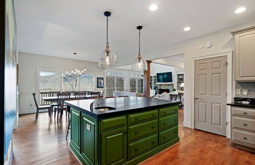 Big Canoe House | Thrush Turn Manor in Big Canoe with a hot tub!