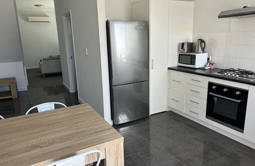 Mandurah House | Tidy centrally located townhouse with internet