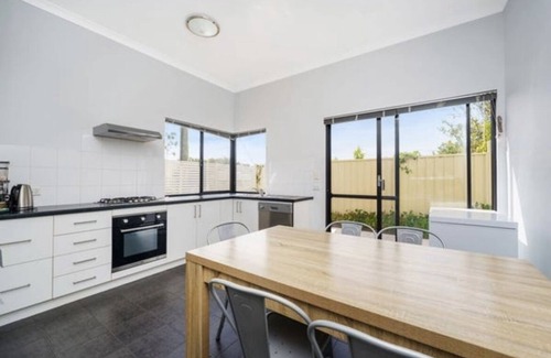 Mandurah House | Tidy centrally located townhouse with internet