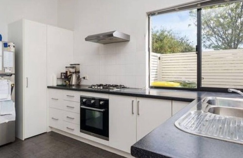 Mandurah House | Tidy centrally located townhouse with internet