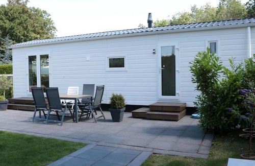 Tzummarum Ski Chalet | Tidy chalet with a microwave, near the Wadden Sea
