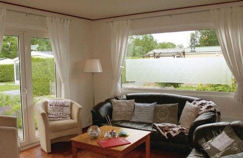 Tzummarum Ski Chalet | Tidy chalet with a microwave, near the Wadden Sea