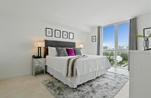 Central Beach House | Tiffany Sage - Rooftop Pool, Gym, & Walk to Beach