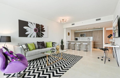Central Beach House | Tiffany Sage - Rooftop Pool, Gym, & Walk to Beach