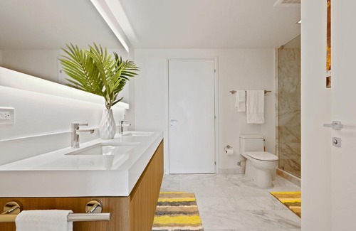Central Beach House | Tiffany Sage - Rooftop Pool, Gym, & Walk to Beach