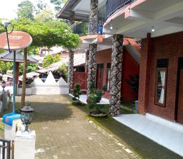 Bukit Lawang House | Tiga dara guest house jungle trekking