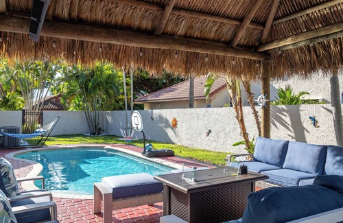 Deerfield Beach House | Tiki Retreat:Salted Pool&Two King Bed Luxe Suites