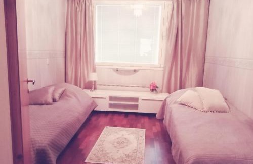 Vanhahovi House | Tilava omakotitalo palveluiden äärellä lähellä rantaa