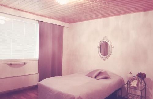 Vanhahovi House | Tilava omakotitalo palveluiden äärellä lähellä rantaa