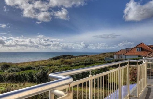 Charmouth House | Tillicum
