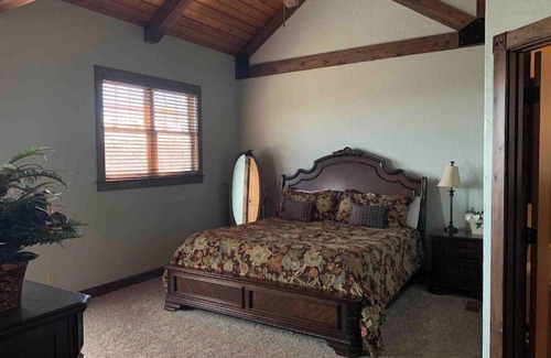 Siloam Springs Cabin | Timber Ridge Lodge with a view