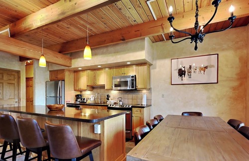 Snowmass Village Condo | 🌲Timberline B2A Deluxe 3-Bedroom ~Hot Tub~Pool~WiFi~Ski-in/out~Local Shuttle🌲