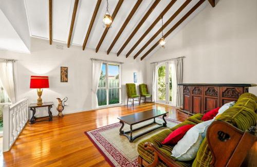 Frankston House | Timeless Frankston Heritage Family Home