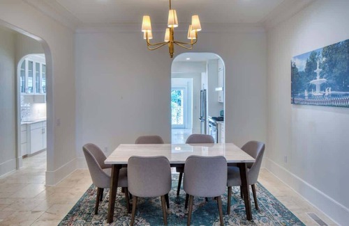 Hitch Village - Fred Wessels Homes Villa | Timeless Lux Villa - with Parking & Walk to River Street