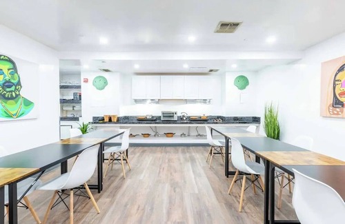 Midtown House | Timeless New York Stay —Walk to Broadway, Times Square & More 1-bedroom building