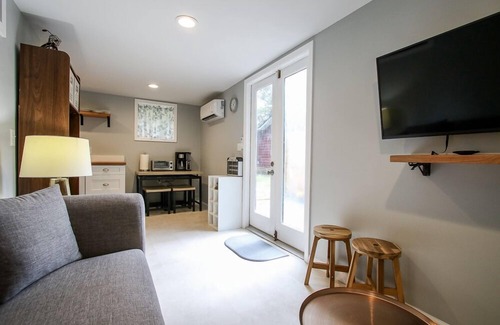 Midtown Cottage | Tiny Cottage, Live with Pets in Central Savannah