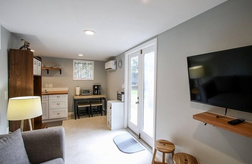 Midtown Cottage | Tiny Cottage, Live with Pets in Central Savannah