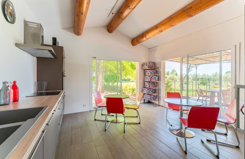 Saint-Andiol House | Tiny Home 'Morgane' with Shared Garden, Wi-Fi, and Air Conditioning