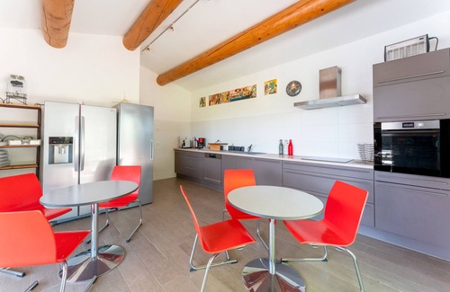 Saint-Andiol House | Tiny Home 'Morgane' with Shared Garden, Wi-Fi, and Air Conditioning