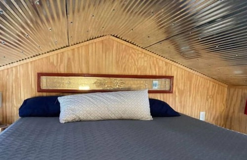 Leasburg House | Tiny House #4 – One bedroom cabin near wineries, caves, hiking & floating!