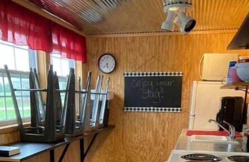 Leasburg House | Tiny House #4 – One bedroom cabin near wineries, caves, hiking & floating!