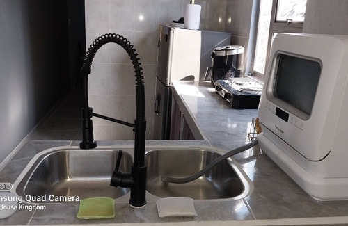 Tolu Resort | Tiny House Kingdom Deluxe King Bed 3 minutes from the beach and the airport