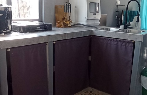 Tolu Resort | Tiny House Kingdom Deluxe King Bed 3 minutes from the beach and the airport