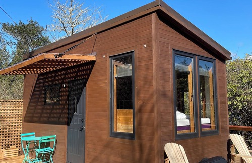Ucluelet House | Tiny house with private hot tub