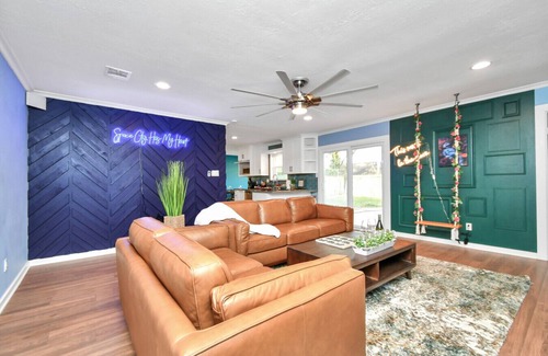 Friendswood House | TL- NASA 4BR Escape | HeatedPool, HotTub & Daybed