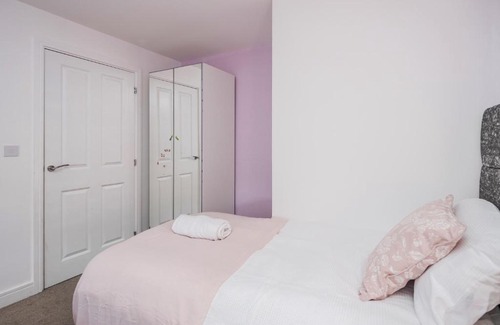 Stanford-le-Hope Apartment | TMS Cheerful 5BDR house! Thurrock! Free Parking!