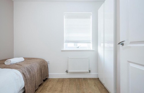 Stanford-le-Hope Apartment | TMS Cheerful 5BDR house! Thurrock! Free Parking!