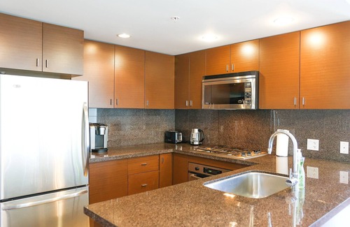 Richmond City Centre Apartment | tn11 minutes to YVR, 2 bedrooms, 2 full bathrooms,high-rise with beautiful views