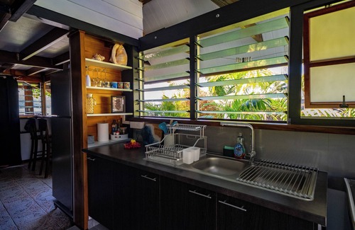 Tahiti House | Toahere Beach House - Beachfront - Pool - Pontoon