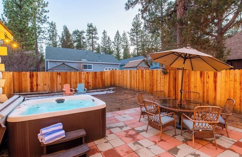 Big Bear City Cabin | Toasty Marshmallow Cabin: 3b/2b Ideal Layout. Pets Ok. Spa. Games & Poker Table