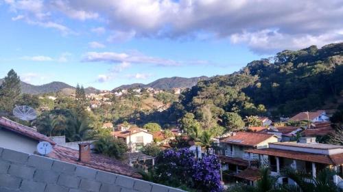 Miguel Pereira House | Toca do Dino - casa aconchegante com vista, lareira, piscina e área kids