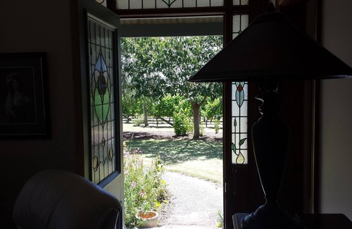 Martinborough House | Todd's Cottage and Vineyard in the "fun part" of town.