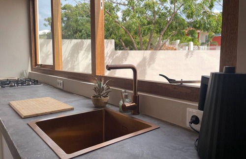 Jan Thiel House | Toko Ti: stylish tropical house with large veranda & saltwater pool is relaxation