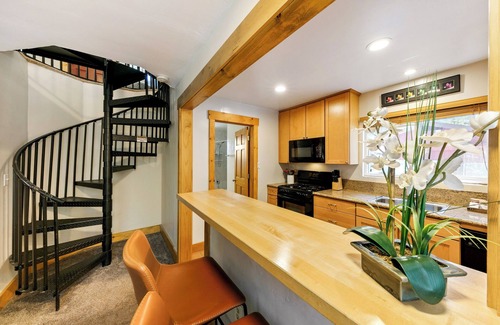 South Lake Tahoe Cabin | Tommy Tee's Forest Cottage: Hot Tub, Close to Lake & Skiing
