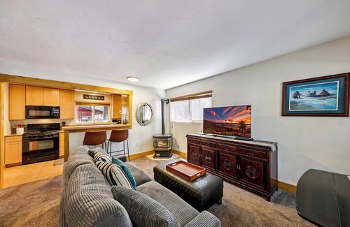 South Lake Tahoe Cabin | Tommy Tee's Forest Cottage: Hot Tub, Close to Lake & Skiing