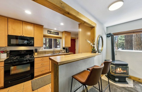South Lake Tahoe Cabin | Tommy Tee's Forest Cottage: Hot Tub, Close to Lake & Skiing