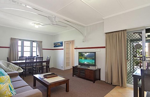 Coolangatta House | Tondio Terrace Flat 1 - Neat and tidy budget accommodation, easy walk to the beach