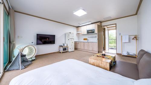 Tongyeong House | Tongyeong Glam Dog