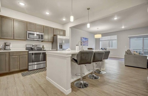 Stetson Hills House | Top Flight! Modern AC Fast WiFi Patio Garage