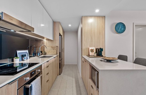 Brisbane Central Business District Apartment | Top Floor! 2Bed/2Bath/1Car/Pool ~ VIEWS ~ CBD
