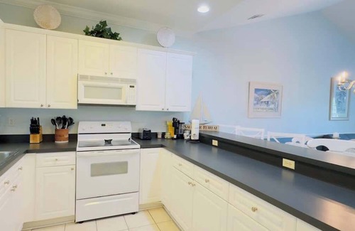 Central Myrtle Beach Apartment | Top-Floor 2BR Condo with Elevator, Golf & Beach