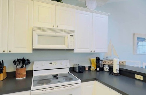 Central Myrtle Beach Apartment | Top-Floor 2BR Condo with Elevator, Golf & Beach