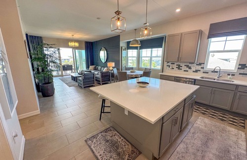 Naples Condo | Top Floor 3BR Rare End Unit Dream at Antilles